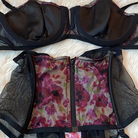 Victoria’s Secret Floral Bra and Garter Set - Picture 6 of 7
